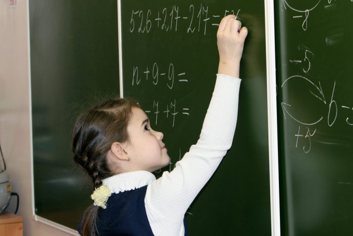 Børns matematikforståelse kan blive påvirket negativt i det pengeløse samfund