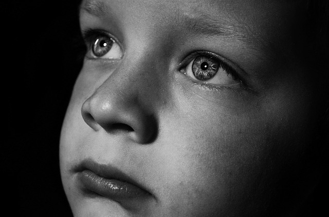 Vi behandler depression blandt børn i blinde