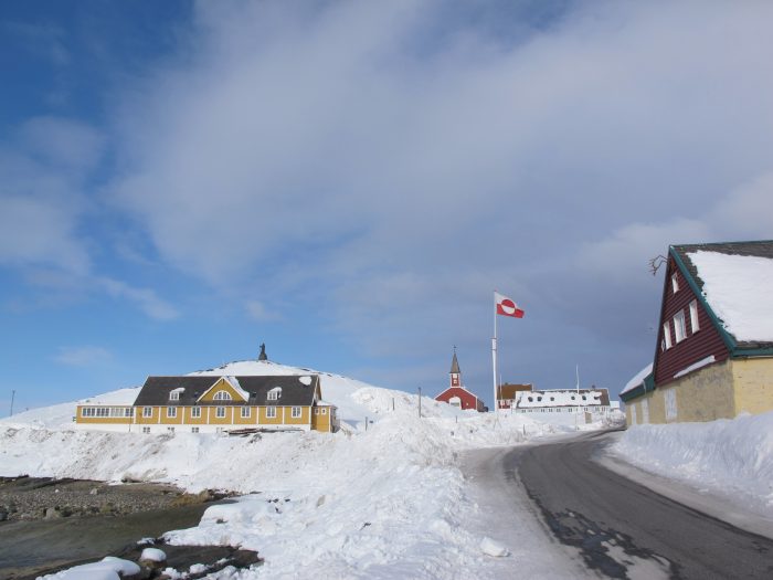 Grønland kan skimte selvstændigheden i en horisont dækket af sten og is