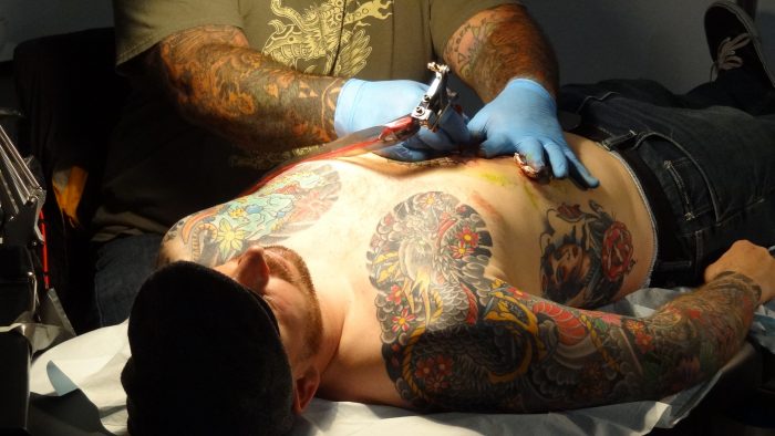 Rundspørge: Hver tredje tatovør har betalt til kriminelle