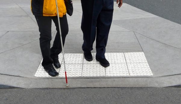 Snart kan alle ældre blinde blive fulgt over vejen