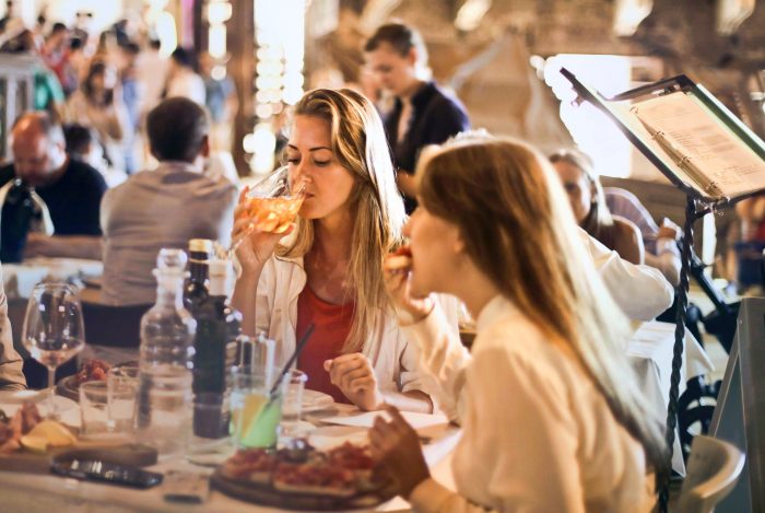 Flere danskere spiser ude – og mindsker madspild