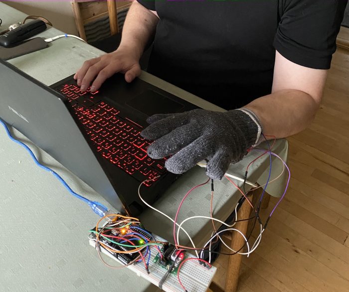 Ny vibrerende handske skal få blinde til at game