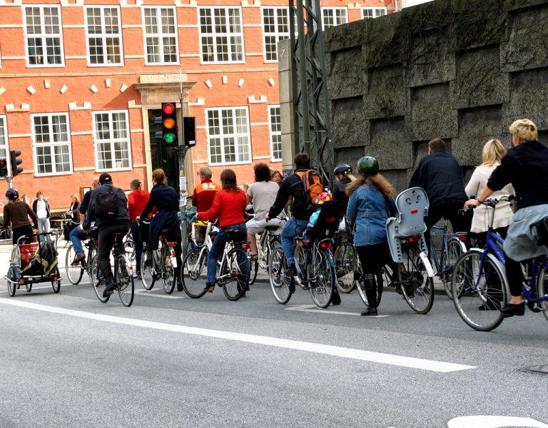 Venstrefløjen fører an på cykelstien – højrefløjen tager bilen
