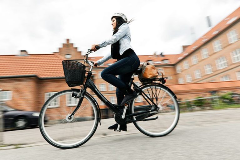 Opfordring til forældre: »Når I husker cykelhjelmen, bliver det lettere at få jeres børn til at gøre det samme«