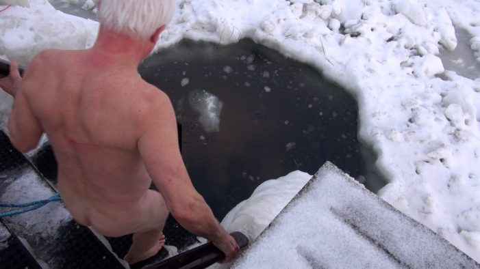 TV: Vinterbadere trodser ekstrem kulde