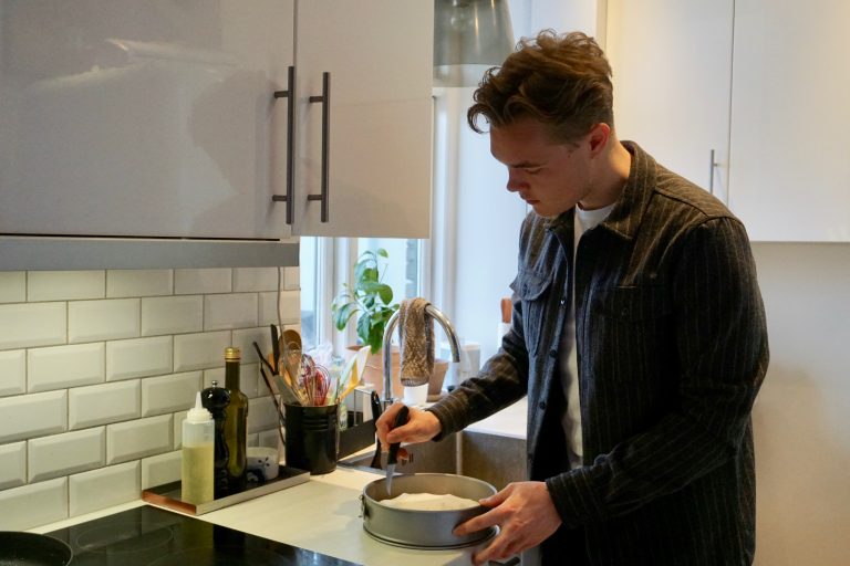 Rasmus sælger kødsovs og æblekage til fremmede fra sit køkken