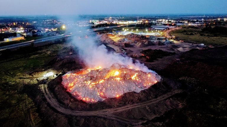 RADIO: Naboer til affaldsbrand klager over hovedpine