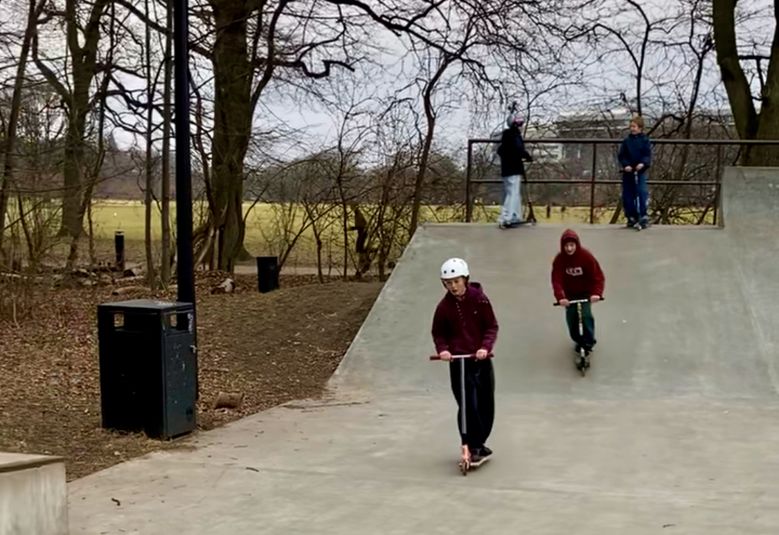 Unge på skaterbane