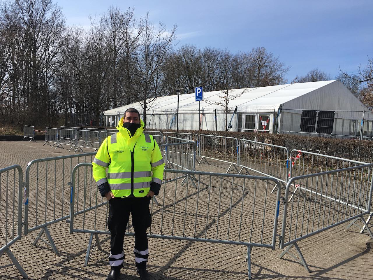 Coronavagt foran testcenter