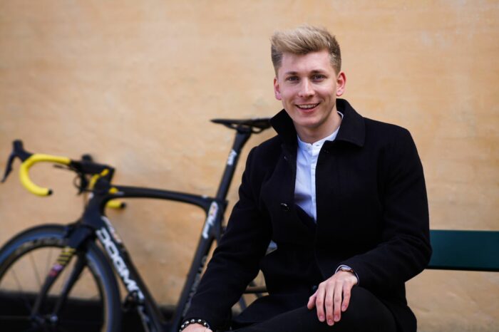 Oscar startede med at sælge brugt cykeltøj på børneværelset i Hareskovby, nu er han kåret til et af Europas største iværksættertalenter