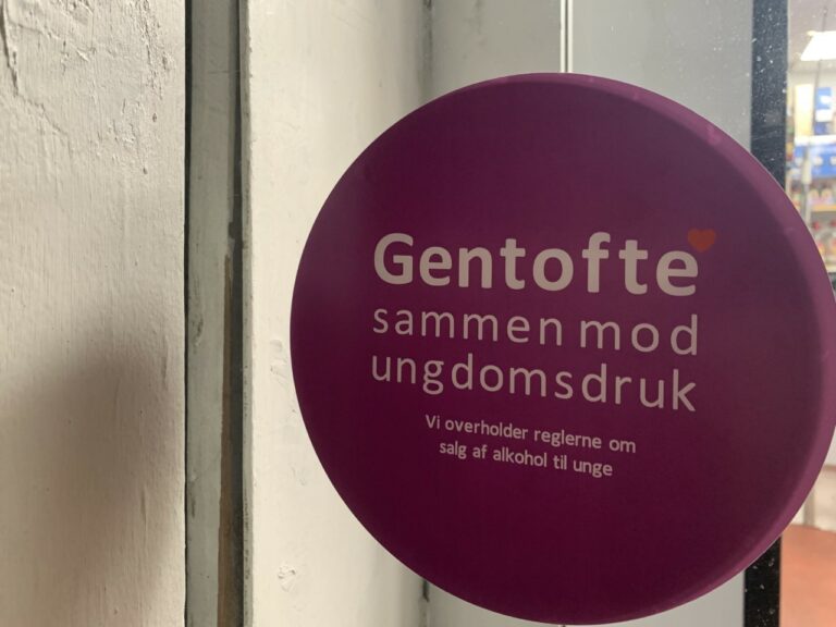 Forældre vil bekæmpe ungdomsdruk med klistermærker