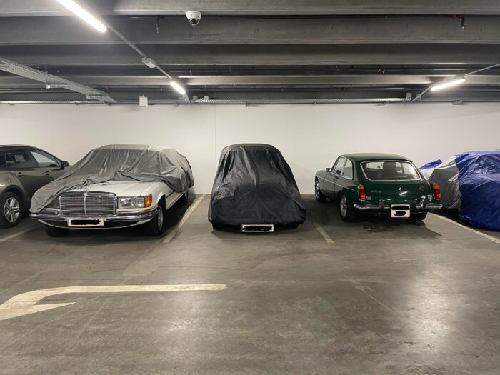 I parkeringskælderen ved Langelands Plads i Frederiksberg holder der flere opmagasinerede veteranbiler. Foto: Helena Luxhøj.