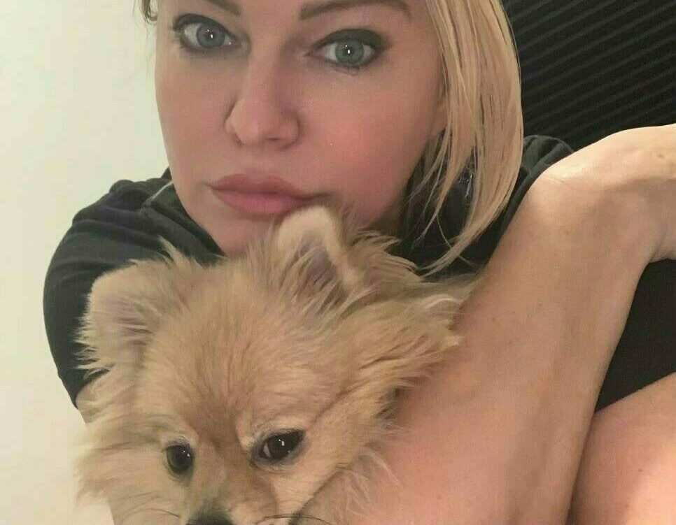 Oksana Kolesnyk og hendes hund, som hun tog med til Danmark. Foto: Privat.