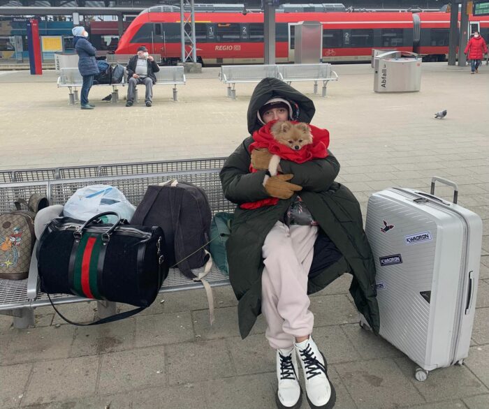 Oksana Kolesnyks datter, Zlata og deres hund, på vej til Danmark. Foto: Privat.