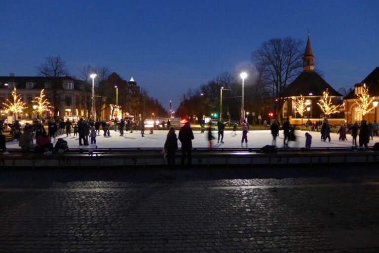 Hvis det står til Socialdemokratiet, Radikale Venstre og Enhedslisten skal der under den årlige skøjtebane på Frederiksberg Runddel bygges en parkeringskælder. Foto: Frederiksberg Kommune.