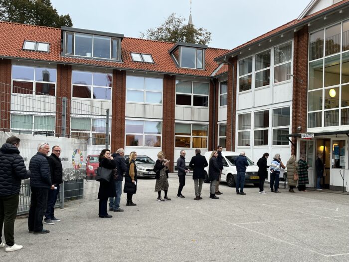 Vælgere i Dragør står i kø for at stemme:  »Jeg synes, den her valgkamp har været totalt forvirrende«