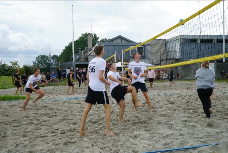 Oliver og Asger ville have drinks og sand mellem tæerne: Nu bakker flere hundrede op om deres festival