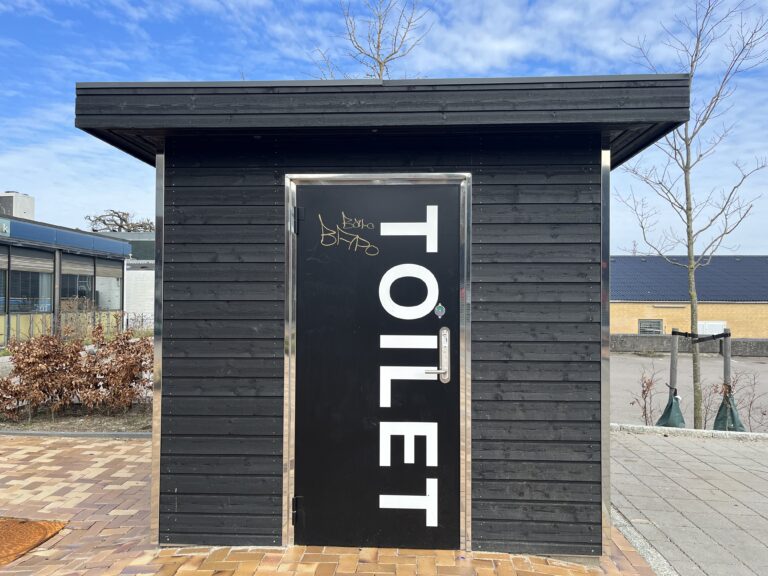 Offentligt toilet i Helsinge smadret: »Det bliver en dyr omgang«
