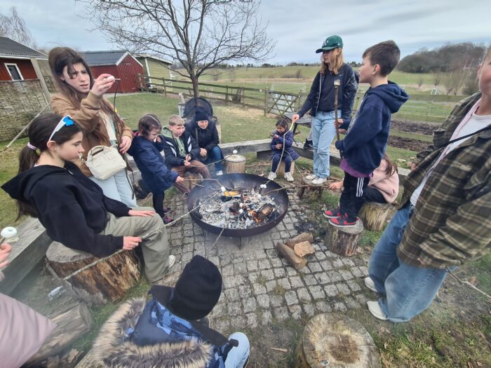 Her rister nogle af børnene fra aktivitets campen skumfiduser og nyder hinandens selskab