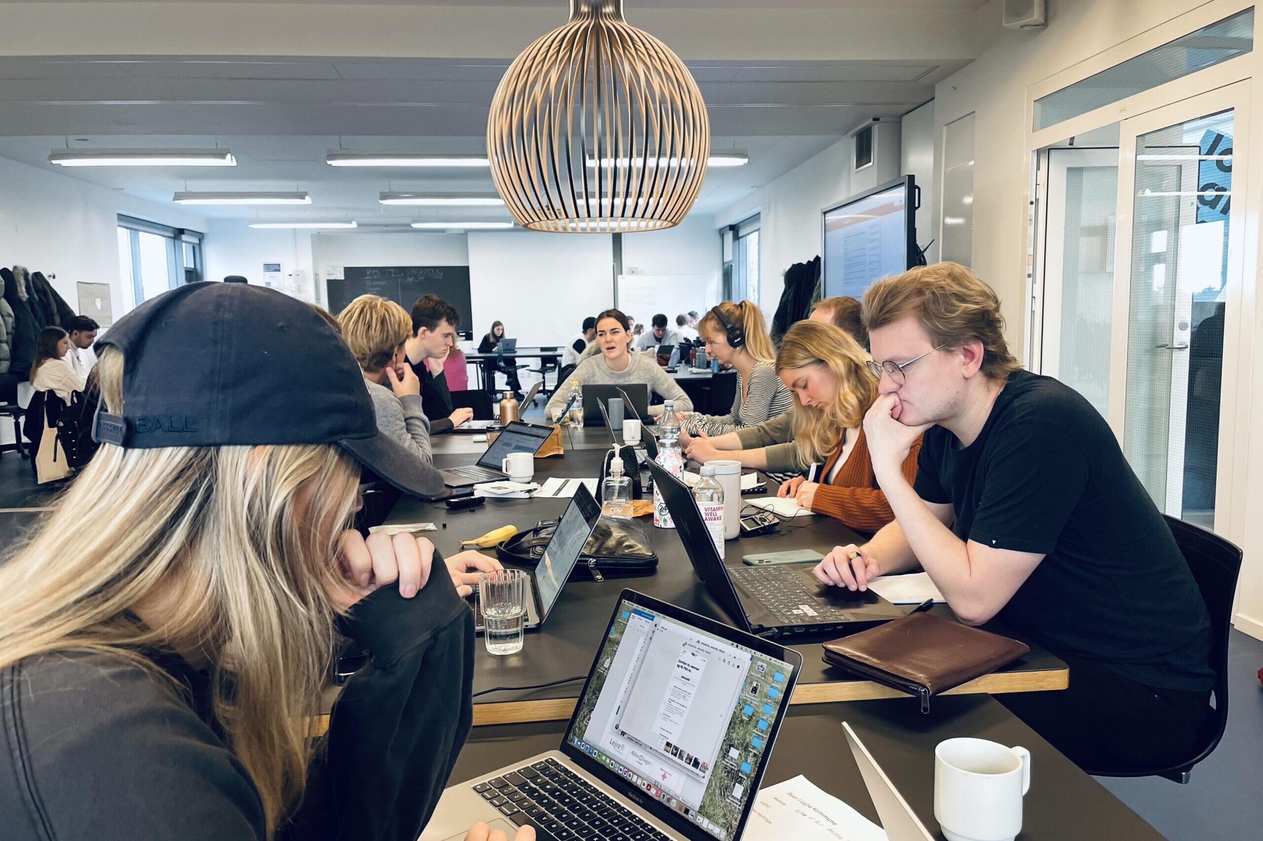 Der bliver researchet løs blandt NetAvisens 56 journaliststuderende. Foto: NetAvisen