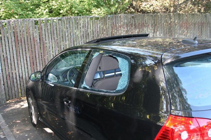 Massevis af tyverier fra biler i Roskilde: Her er politiets råd