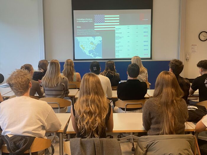 Valgfesten er i gang: Sara, Asta, Caroline og Smilla hænger amerikanske flag op i klasselokalet