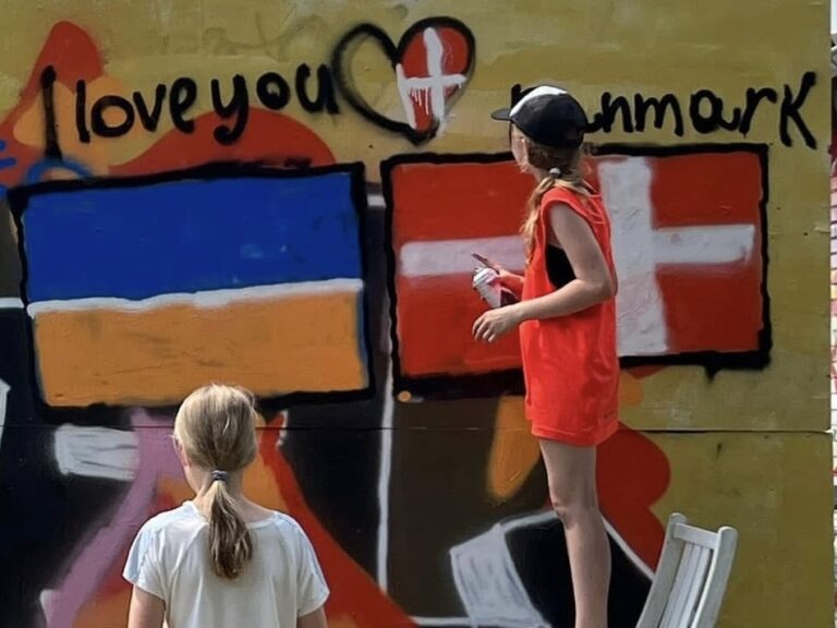 Danske og ukrainske børn maler budskabet 'I love you Denmark' – et symbol på taknemmelighed i Hillerød