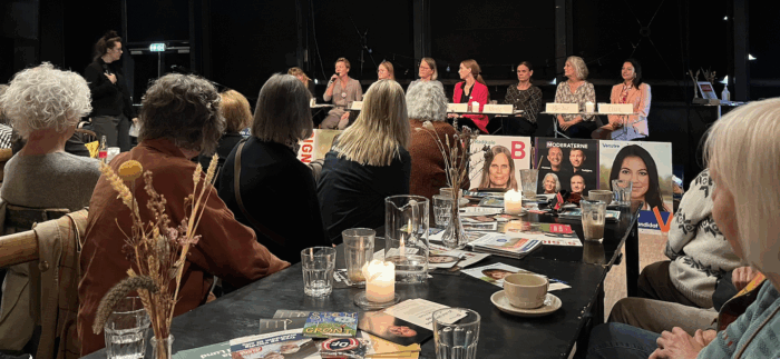 Kun kvindelige kandidater på scenen ved valgmøde i Mungo Park