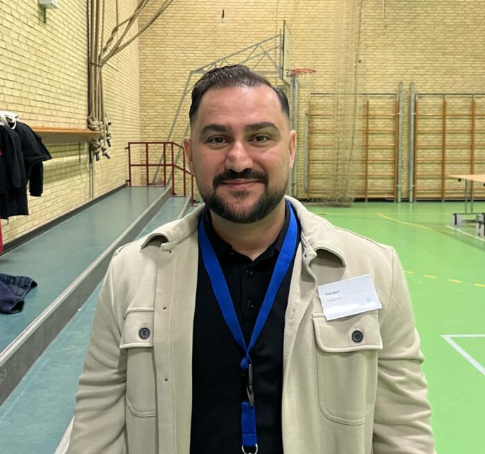 Byrådsmedlem, Firat Sari (C), er valgstyrer på Pilehaveskolen under Folketingsvalget 2026. 