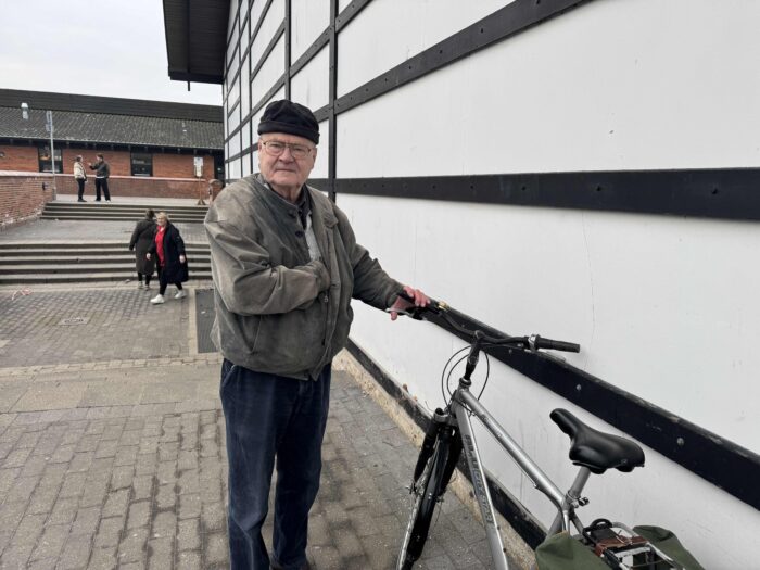 På valgsted i Farum: Ældre lader ikke ældrepolitik styre krydset