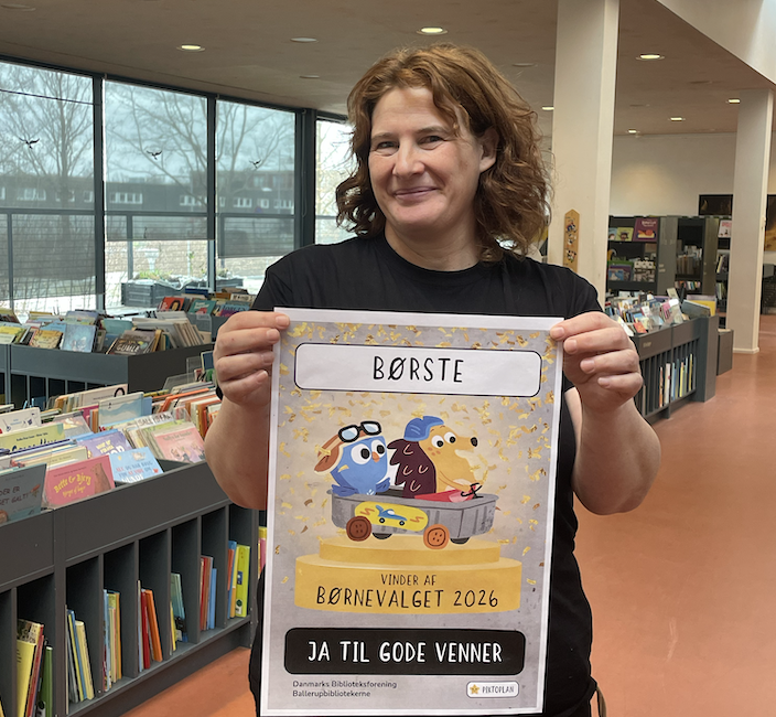RIkke Smith har printet vinderplakaten for Børnevalget 2026