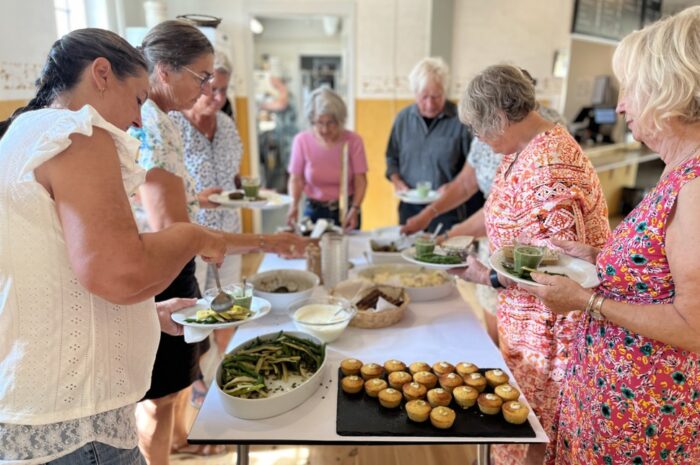 Fællesspisning skal bryde ensomhed, men de ensomme kommer ikke