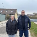 Tidligere beboerformand Annette Aastradsen på 77 år (tv) og beboer Mike Kristensen er begge utilfredse med den manglende udendørsbelysning og ødelagte elskabe i deres boligområde. Foto: Jakob Marstrand Helsted