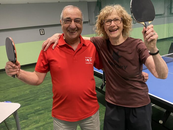 Ældre strømmer til bordtennis i Furesø: Stopper først, når jeg stiller træskoene