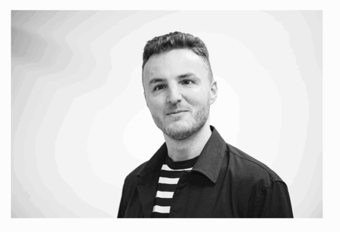 Billede af Edis Adilovic – blind og arbejder som IT-tilgængelighedskonsulent. 