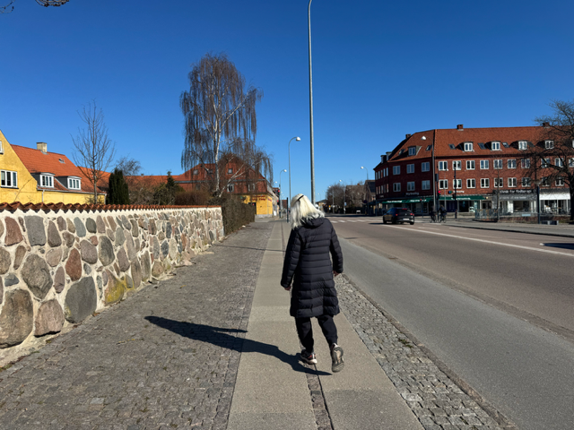 Lonni Lundt er på vej til møde og går forbi Hvidovre Torv