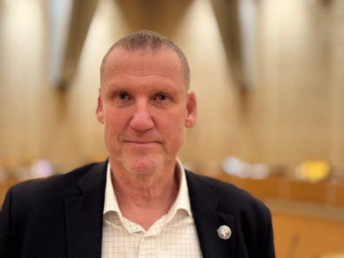 Politisk ekspert: At sidde med trippelmandat er en “halsløs gerning”