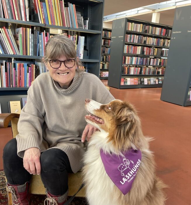 Læsehund og ejer på Albertslund bibliotek, 2026
