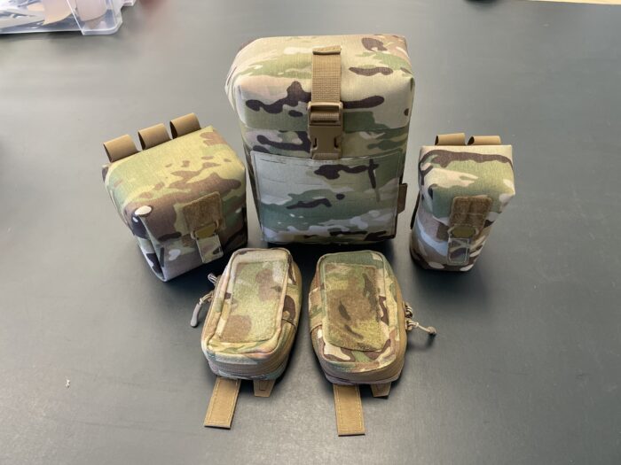 Militære lommer og tasker syet hos Phoenix Denmark i Slangerup