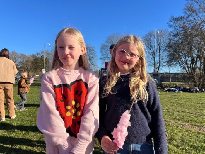 Saga og Elmine er glade og tilfredse efter deres optræden som De Dansende Showkids. Foto: Signe Krabbe Hansen