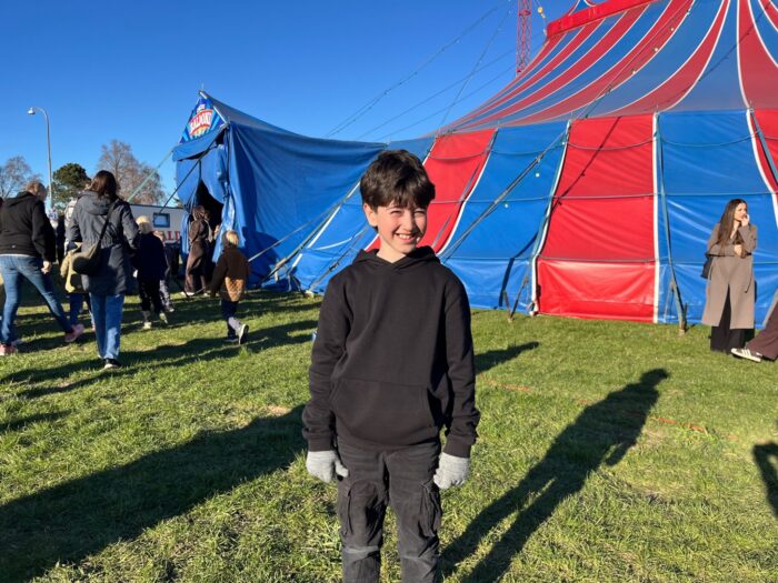 Mohamad foran cirkusteltet efter sin optræden med De Magiske Mimere. Foto: Signe Krabbe Hansen