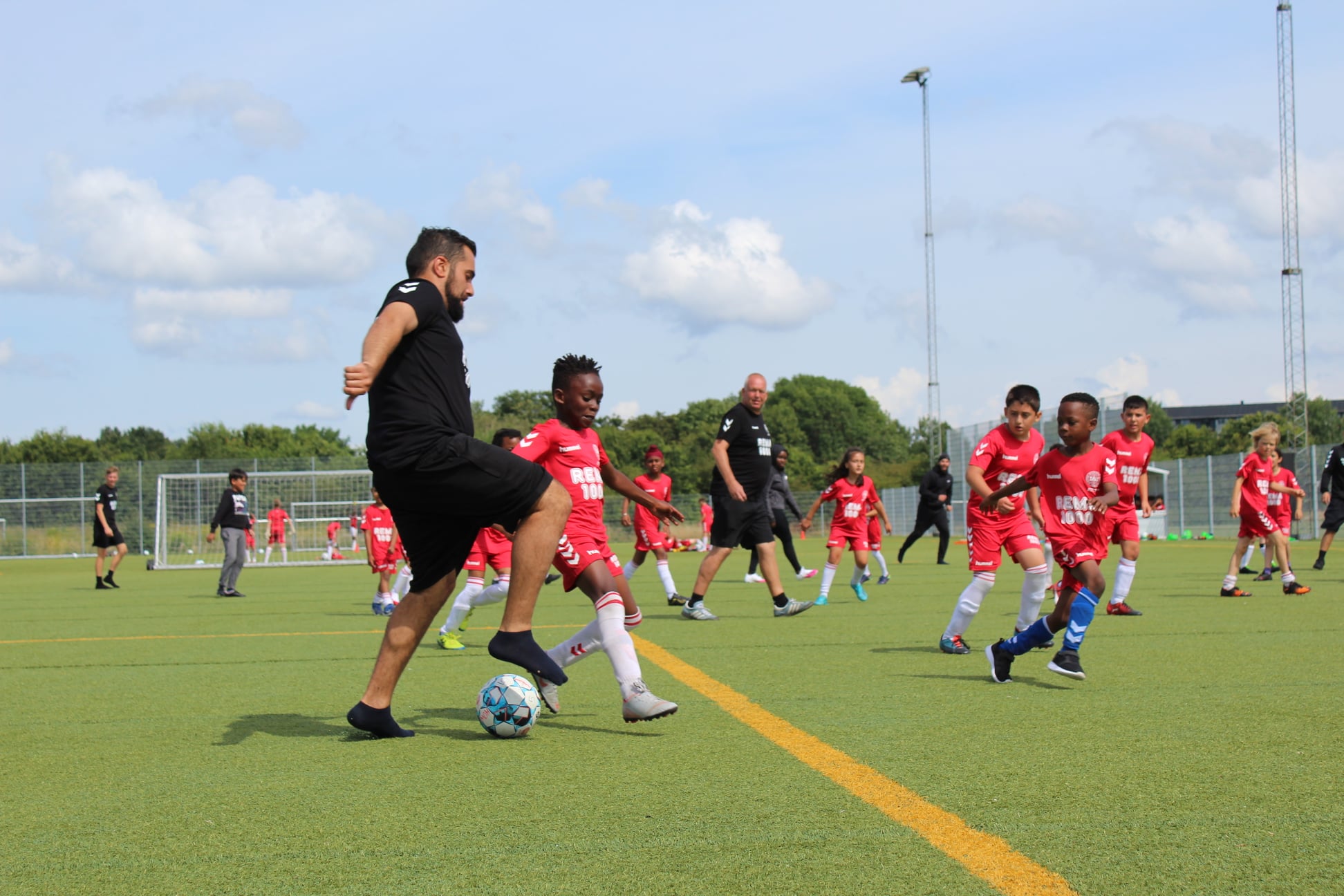 Fodboldkamp mellem fodboldskolebørn og -ledere 2021.